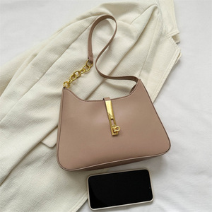 Sac à bandoulière étanche pour femme avec chaîne décorative, fermeture éclair, toutes saisons (printemps, été, automne) - Product Image 2