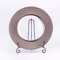 Assiette de présentation en verre classique écologique avec bord doré et argenté pour mariage