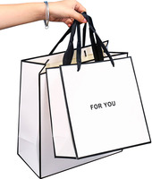 Sacs en papier kraft imprimés personnalisés avec logos, taille personnalisée et poignées en ruban couleur CMJN pour l'emballage de vêtements, de shopping et de cadeaux