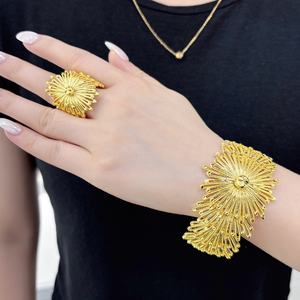 ชุดเครื่องประดับทอง 24K ชุบทองเหลืองจาก Jxx Fashion ประกอบด้วยกำไลข้อมือแบบเปิดและแหวนสำหรับผู้หญิง - เหมาะสำหรับงานแต่งงาน งานปาร์ตี้ และงานหมั้น - Product Image 2