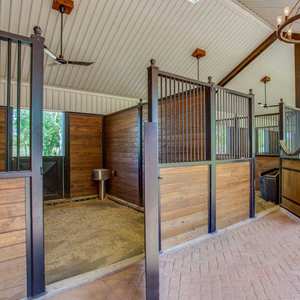 Écurie extérieure en acier + bambou Écurie robuste et durable pour chevaux avec toit Écurie extérieure en acier pour chevaux - Product Image 4