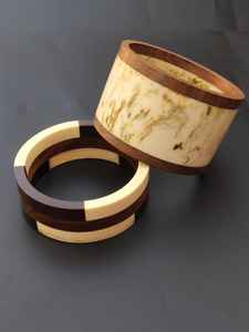 กำไลเรซิ่นและไม้แบบไม่ซ้ำใคร งานแฮนด์เมดจากไม้ธรรมชาติ พร้อมผิวเรซิ่นเรียบเนียน สำหรับการสวมใส่ที่มีสไตล์ - Product Image 3