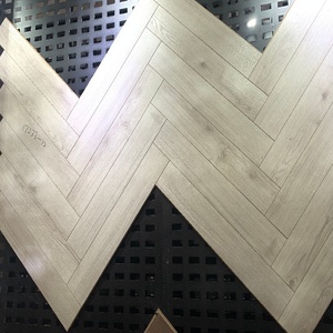 Plancher stratifié en cerisier à chevrons gris clair <span class=keywords><strong>Quick</strong></span> <span class=keywords><strong>Step</strong></span> 8 mm - Product Image 2