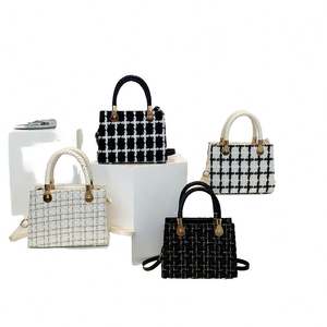 Sacs à bandoulière pour femmes de haute qualité en PU avec des détails en chaîne, fermeture éclair et boucle. Ils présentent un style moderne et - Product Image 4