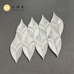 Mosaico de Mármol Blanco de Carrara con Diseño de Hojas en Corte por Chorro de Agua para Decoración de Paredes en Centros de Bienestar, Spas y Salas de Meditación - Product Image 1