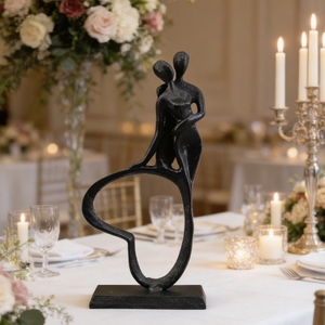 Statua Artistica in Metallo di Coppia Evelyn, Scultura d'Amore per Decorazione di Matrimoni, Casa, Soggiorno e Caminetto - Product Image 1