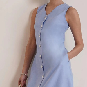 Vestido midi casual con cuello en V y botones, sin mangas, color azul cielo, corte en A, mezcla de lino transpirable, para trabajo y uso casual de verano. - Product Image 3