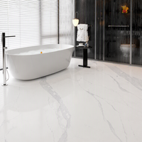 Dalle de pierre frittée Calacatta haut de gamme pleine grandeur, blanc éclatant avec veines grises classiques, aspect marbre, en porcelaine, pour intérieur de villa