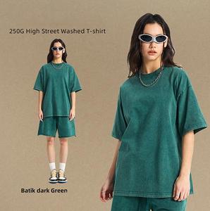 เสื้อยืดแขนสั้นผู้ชายพรีเมียม 250 GSM แบรนด์แฟชั่นสไตล์เรโทร ลายบาติกสโนว์ ล้างสีแบบสตรีท ทรงโอเวอร์ไซส์ พิมพ์โลโก้ - Product Image 3