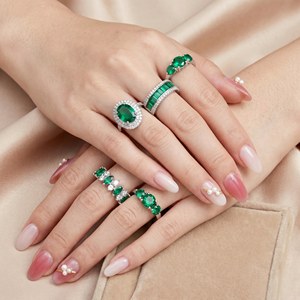 Anillo <span class=keywords><strong>de</strong></span> Eternidad <span class=keywords><strong>de</strong></span> Plata <span class=keywords><strong>de</strong></span> Ley 925 con Baño <span class=keywords><strong>de</strong></span> Platino y Esmeralda Cultivada en Laboratorio, Estilo Halo con Tres Piedras, Joyería Fina para Novia - Product Image 1