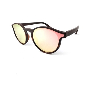 <span class=keywords><strong>Occhiali</strong></span> da <span class=keywords><strong>sole</strong></span> eleganti da ragazza con struttura in legno rotonda con lenti polarizzate confortevoli sensazione disponibile in caffè e grigio - Product Image 4