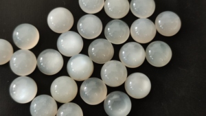 ผู้ผลิตหินมูนสโตนทรงคาโบชองคุณภาพสูง ขนาด 3 มม.-20 มม. สีขาว คริสตัลธรรมชาติ สำหรับทำเครื่องประดับ DIY - Product Image 3