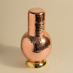 Jarra Surahi de Cobre Martillado Tradicional Ayurvédico Puro de 650 ml, Hecho a Mano en India, con Logotipos Personalizados de Alta Calidad - Product Image 1
