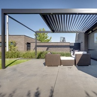 Pergola motorisée extérieure personnalisée de différentes tailles en aluminium avec toit à persiennes à cadre enduit de poudre