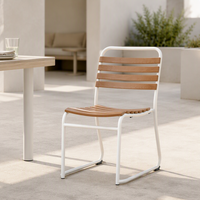 Chaise de salle à manger empilable blanche avec structure en acier, lattes en plastique imitation bois, chaise latérale en métal pour la maison, le restaurant, le café