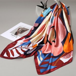 Foulard Quadrato in Finta Seta per Donne, <span class=keywords><strong>Elegante</strong></span> Motivo Floreale a Catena, Sciarpa Quadrata in Raso di Design, Sensazione Setosa, 90*90cm OEM/ODM - Product Image 2