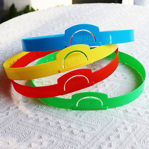 Jeu de devinettes avec bandeaux en plastique (6 couleurs) – Jeu de société familial avec carte à insérer pour soirées jeux et activités pour enfants - Product Image 1