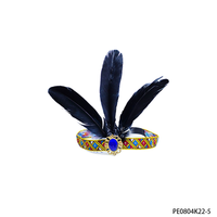 Bandeau PESENAR en diamant bleu plume noire, exquis et unique, mettant en valeur les caractéristiques tribales des tenues de style indien
