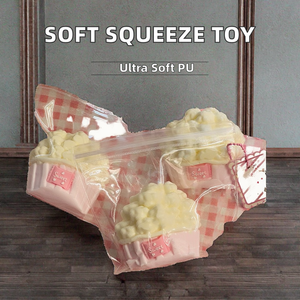Jouet à presser unisexe en forme de pudding à la fraise, balle en PU super douce, design attrayant, anti-stress, jouet à pincer amusant - Product Image 2