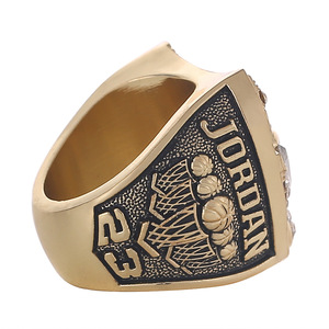 Bague de championnat des <span class=keywords><strong>Chicago</strong></span> <span class=keywords><strong>Bulls</strong></span> 1997 en gros – Bijoux de mode pour les ventes transfrontalières – Bagues de champions personnalisées - Product Image 3