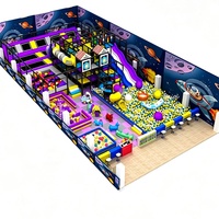 Aire de jeux intérieure commerciale de style urbain vintage, château gonflable avec zone multi-jeux pour centre commercial