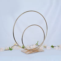 Support de couronne double rond en métal doré pour la vente en gros, support floral métallique sur pied personnalisable pour mariages et fêtes