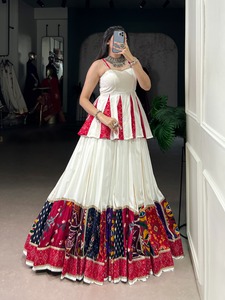 Lehenga choli de rayón puro totalmente cosido con trabajo de parche múltiple con retoque de encaje perfecto para vestir una colección - Product Image 2