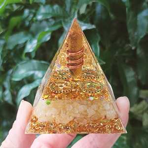 Pyramide en résine époxy œil de tigre, ornement de bureau, décoration d'intérieur, cadeau - Product Image 4