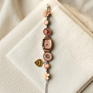 Reloj de Pulsera Zoryn con Dijes, Delicado Detalle de Abeja en Rosa Pastel, Tono Dorado, Hecho a Mano con Cuentas, Reloj Casual para Mujer con Movimiento de Cuarzo - Product Image 1