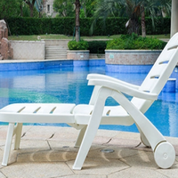 Chaises longues de plage et de piscine en plastique blanc pour hôtels et espaces extérieurs – Vente en gros, design varié