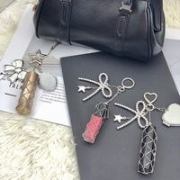 Porte-clés polyvalent et minimaliste en acrylique avec nœud en acier inoxydable, sac à rouge à lèvres en maille, décoration tendance, cadeau élégant