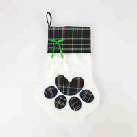 Chaussettes pour animaux de compagnie en fausse fourrure blanche avec bordure à carreaux rouges et verts, style nouveau, brodées de pattes de chien et de chat