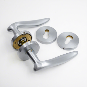 <span class=keywords><strong>Poignée</strong></span> <span class=keywords><strong>de</strong></span> <span class=keywords><strong>porte</strong></span> intérieure ronde en <span class=keywords><strong>laiton</strong></span> chromé massif <span class=keywords><strong>sur</strong></span> rosette à dubaï - Product Image 1