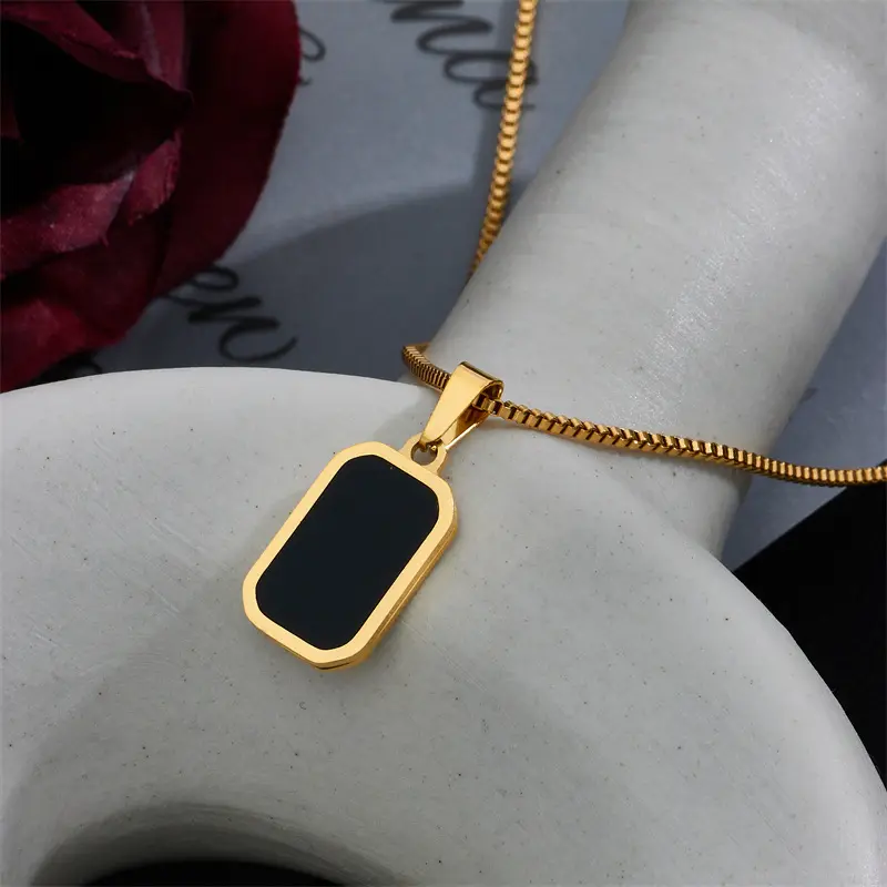 Ins Trendy scatola placcata oro 18 carati catena quadrata smaltata nera collana pendente rettangolo in acciaio inossidabile per donna