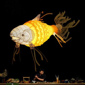 مصباح خشبي على شكل سمكة من الروطان للمطاعم اليابانية وردهات الفنادق ومشاريع الإضاءة - Product Image 1