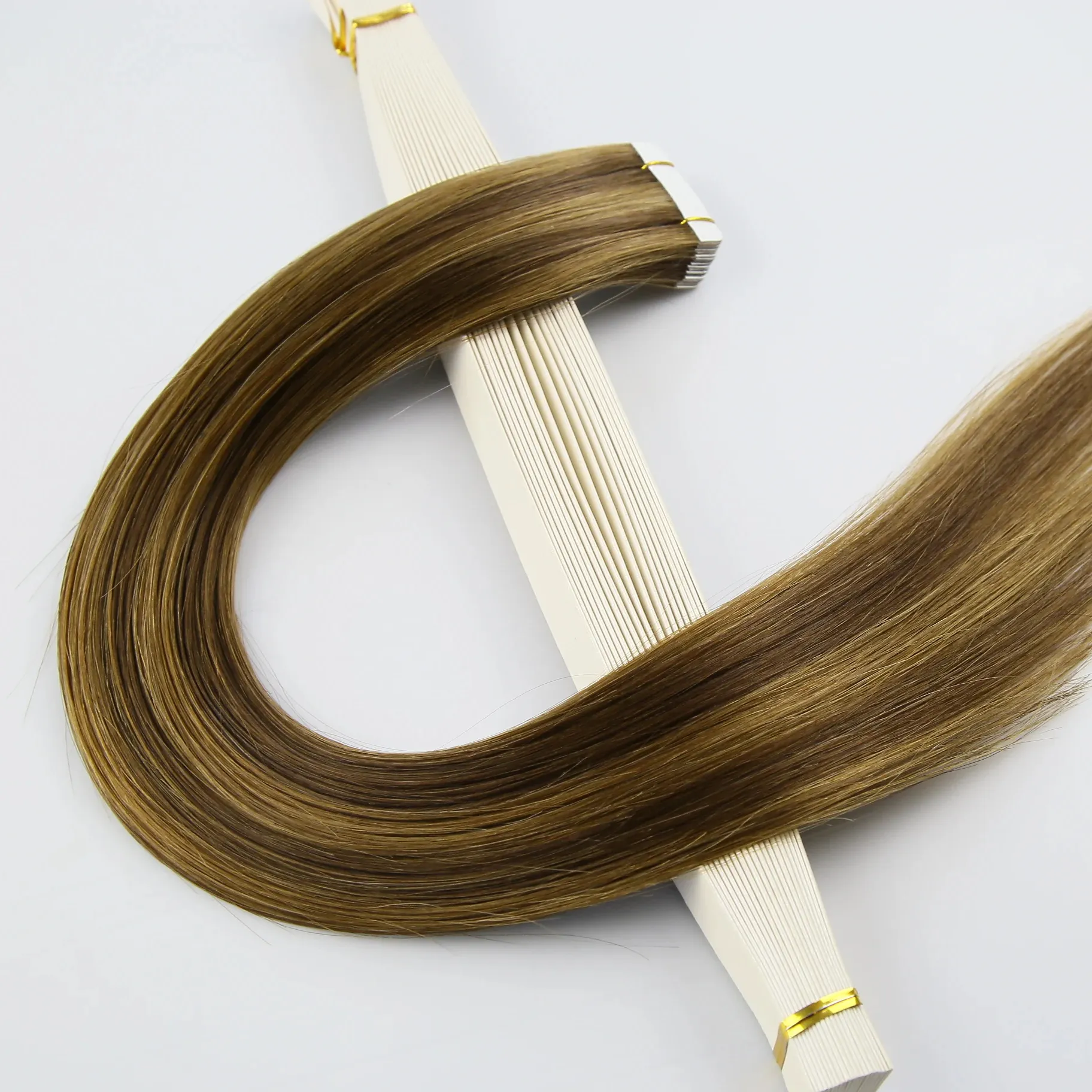 Extension de cheveux vierges russes teints trame de peau de vague droite soyeuse ruban adhésif unilatéral ruban adhésif dans l'extension de cheveux