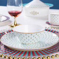 Service de table de luxe moderne en porcelaine fine, comprenant assiettes, plats, bols et soupières pour Noël
