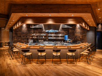 Design d'intérieur de restaurant avec cuisine ouverte de luxe, mobilier sur mesure, bois moderne, acier inoxydable, comptoir de bar incurvé, LED intégrée