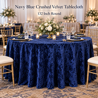 Nappe ronde en velours froissé bleu marine 132 pouces 220 GSM avec bord surjeté pour tables de banquet