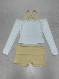 Ensemble Sportif Designer Col Croisé - Haut Décontracté à Manches Longues Épaules Dénudées et Short Uni Longueur Genou pour Femme, Tenue Athlétique Couleurs Contrastées - Product Image 3