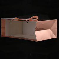 Embalaje de ropa de compras de Boutique, Asa de cinta de lujo, impresión personalizada, bolsas de regalo de papel europeo con logotipo