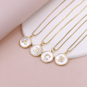 Collana con ciondolo a forma di lettera in conchiglia bianca placcata <span class=keywords><strong>oro</strong></span> 18 carati, minimalista, da A a Z, gioiello alla moda, regalo di compleanno - Product Image 1