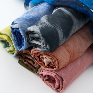 Hijab en modal imprimé de qualité supérieure, châle ethnique respirant à motifs aquarelle très prisé - Product Image 2