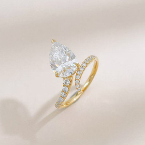 Elegante Anello di Fidanzamento con Diamante Coltivato in Laboratorio 18K, Taglio a Goccia, Grande Caratura, con Croce e Pietre Laterali Certificato IGI 0.224ct - Product Image 2