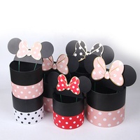 Boîte à fleurs ronde Mickey Mouse Minnie Hug Bucket, coffret cadeau fleuri trois pièces avec boîte cadeau à main