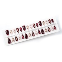 Ongles press-on de qualité supérieure, 30 pièces, rouge cerise, courts, en forme d'amande, dorés, avec motifs floraux en relief et petits strass, fabriqués à la main