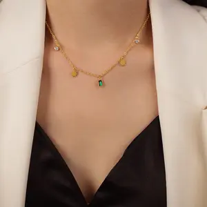 Collier pendentif en acier titane à la mode 2024 avec design en zircon incrusté d'émeraude plaqué or 18 carats sentiment de nouveaux bijoux