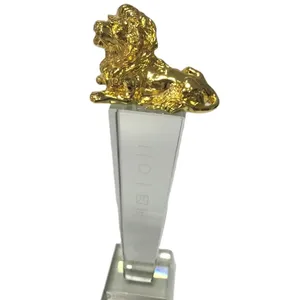 Lion anpassbare Schriftzug Metall Kristall Trophäe Hot Sell Luxus Trofeos De Cristal Mode Gold ren Lion Statue Trophy