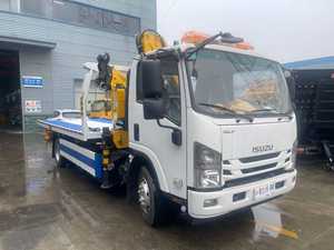 Camión grúa de plataforma plana ISUZU 4x2, camión de plataforma plana de 5T para transporte de vehículos, camión de recuperación en carretera con grúa de pluma plegable - Product Image 1