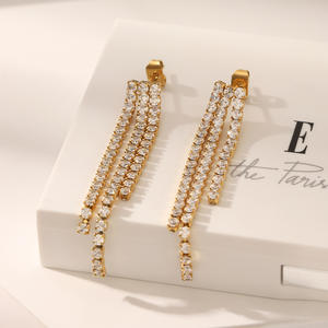 أقراط KITI الفاخرة المرصعة بالزركون المطلي بالذهب عيار 18 قيراط مع سلسلة وشراشيب متدلية من الفولاذ المقاوم للصدأ - Product Image 4